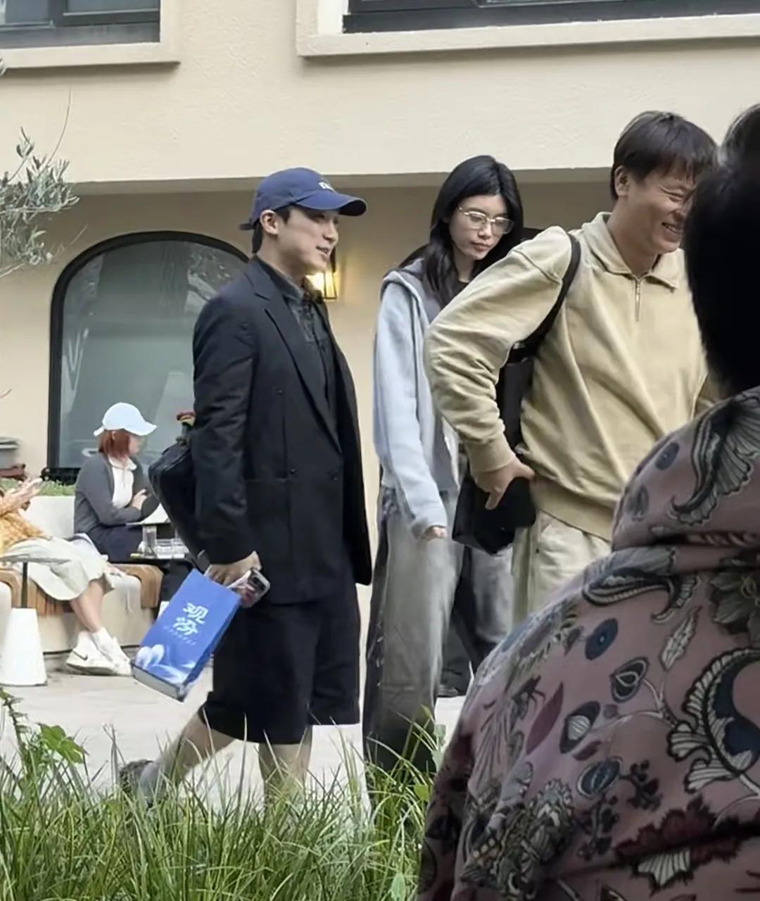 奚梦瑶现身上海餐厅吃饭，老公何猷君不在身边陪着，她全程没有一点笑容，看起来很不开