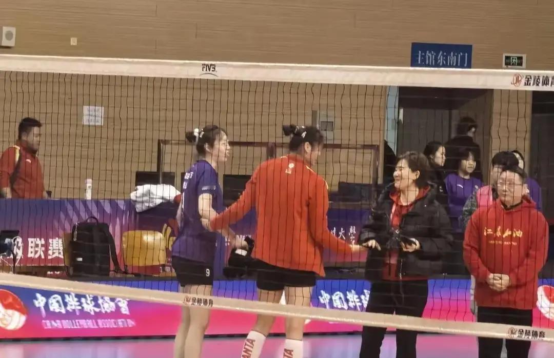 比赛结束哨响，对手开始帮你改动作。李盈莹拽住吴梦洁手腕，在网前比划扣球线路