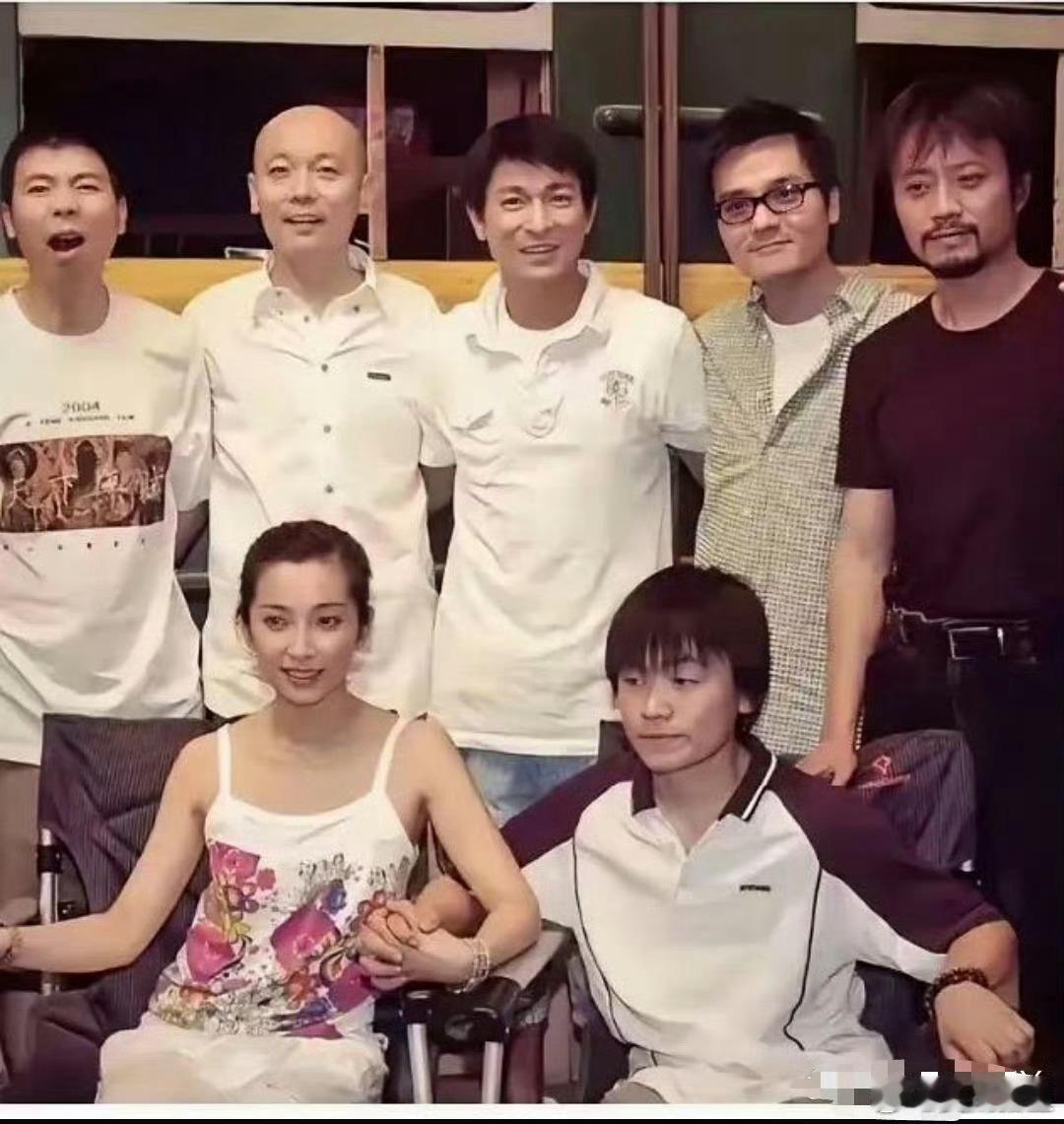 这张老照片只认得刘德华。。。其他的一个没认出来