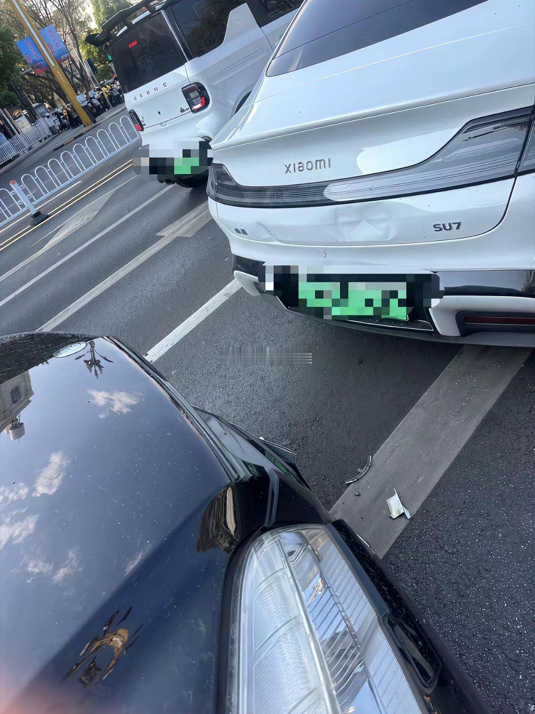 奔驰：我的格栅呢？！小米:咋给我屁股盖个章啊！
