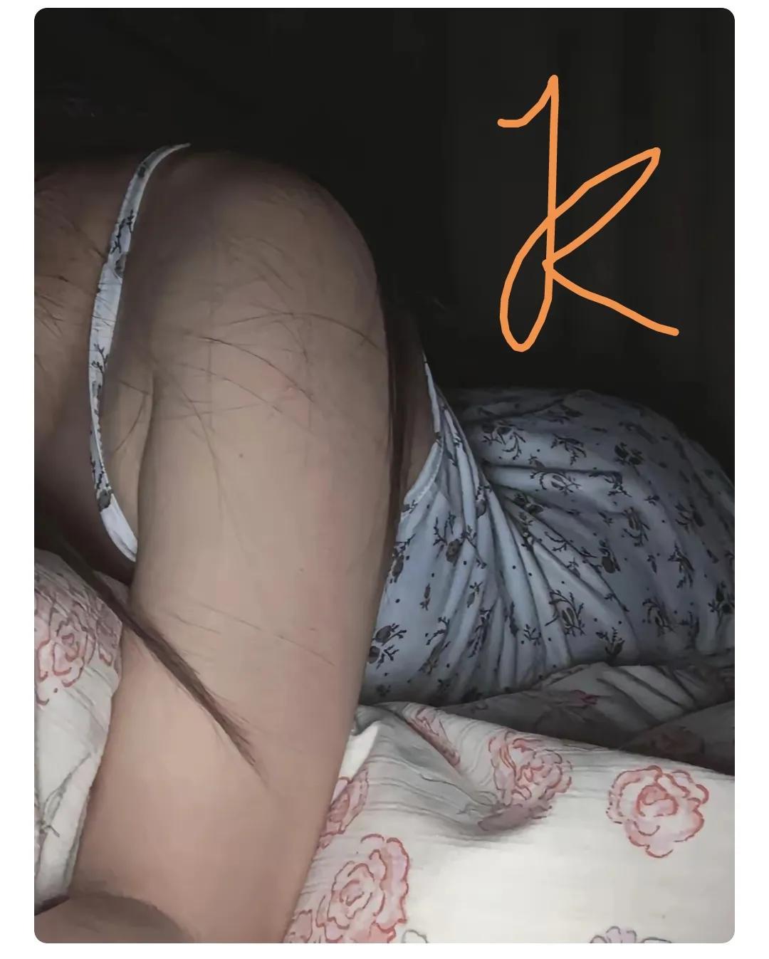 有男朋友，任何时候给别人联系方式，道德上是不合适的。不满意，你可以分手，不要吃着