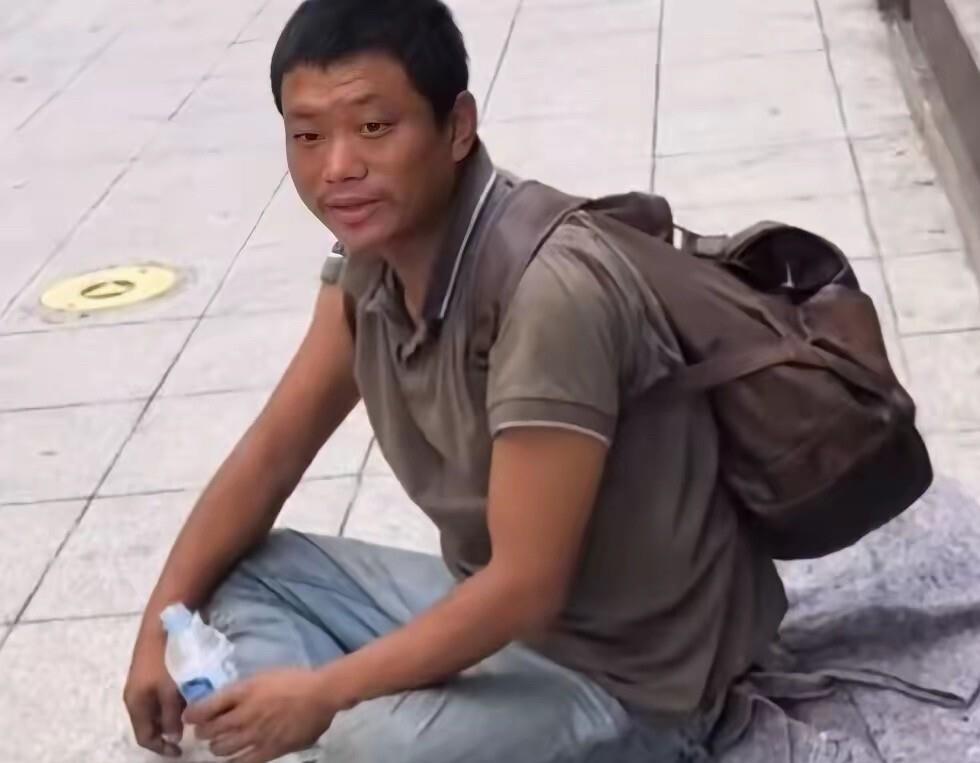 四川乐山人万永福，在巴西街头乞讨16年后被大使馆找到，却哭着说“没脸见人”死都不