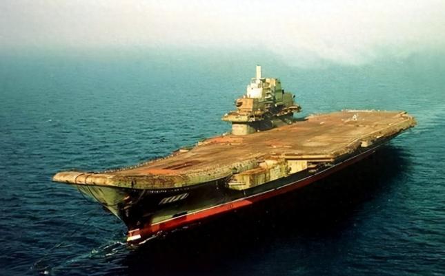 瓦良格号给了中国多大震撼？我国专家：苏联的钢材与技术太先进！大连港那层清晨的