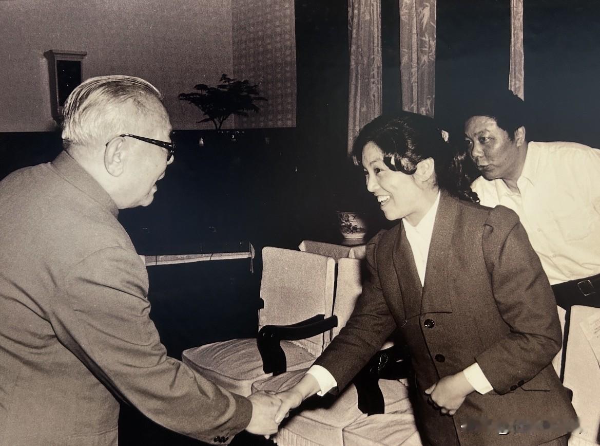 1988年4月30日，李先念在武汉接见劳动模范代表。在1980年代初期，他曾多次