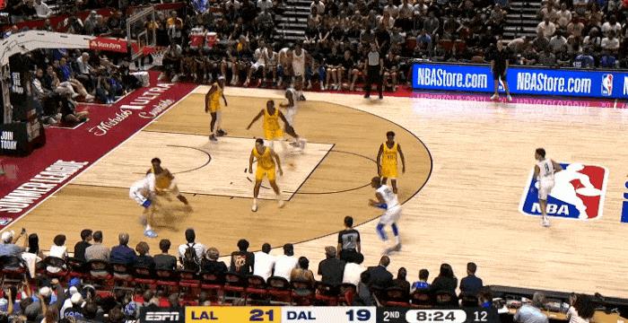 好看！弗拉格与布朗尼彻底杠上了！在今天NBA夏季联赛湖人对阵独行侠的第二节比赛
