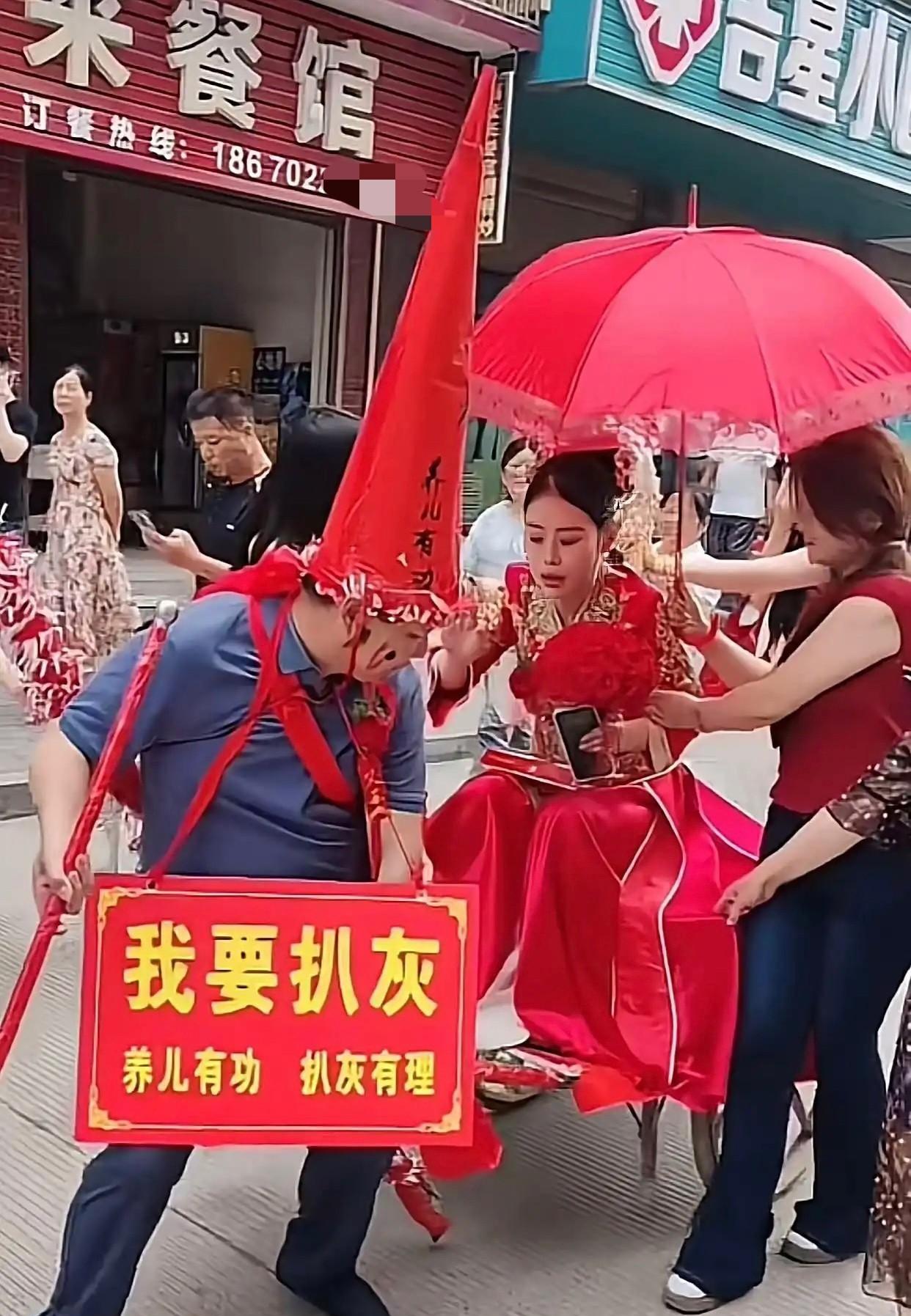 这算不算是伤风败俗，硬是把道德底线拉低了又拉低！不知道这张照片拍摄的是哪个地方的