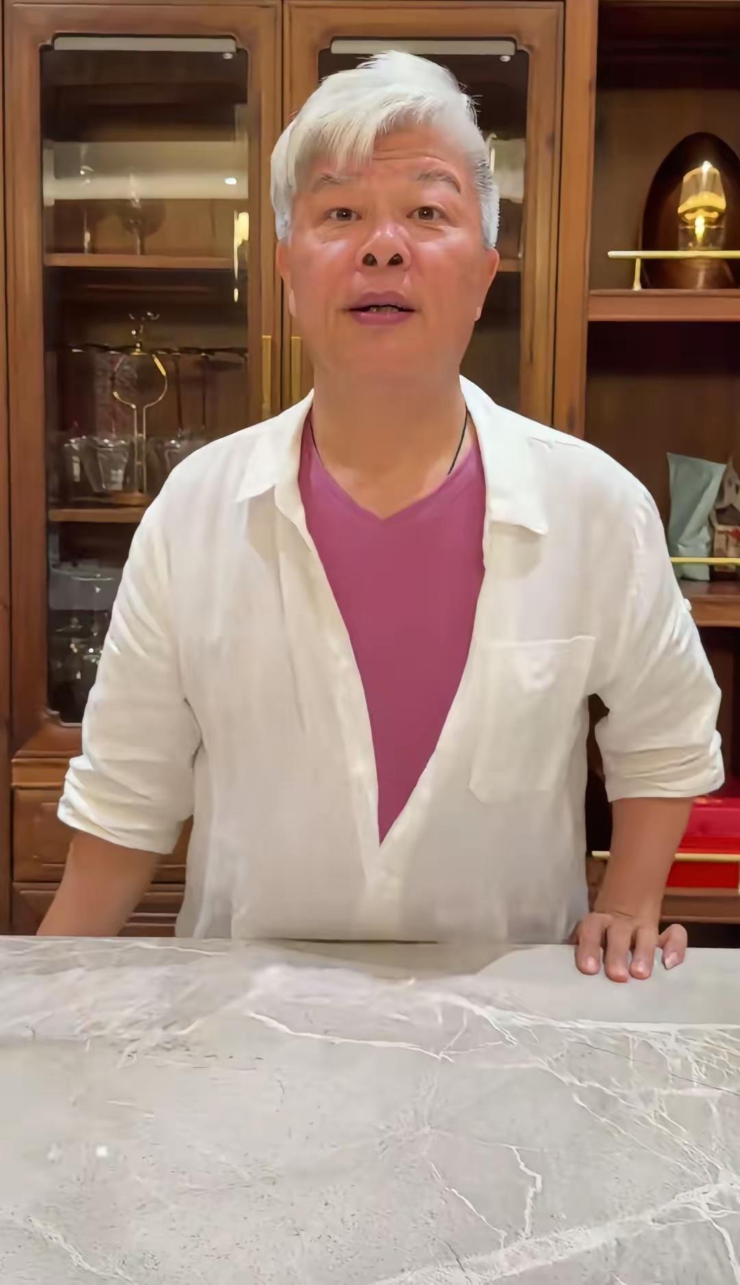 霞湖世家连着买了张雪10台机车，他说我没有能力送劳斯莱斯给你。我买机车成立一个“