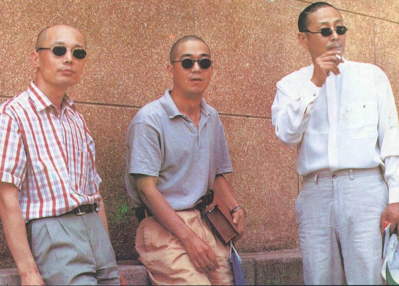 90年代，陈道明、张国立、葛优在北京老城墙下的一张合影。90年代初，陈道明、