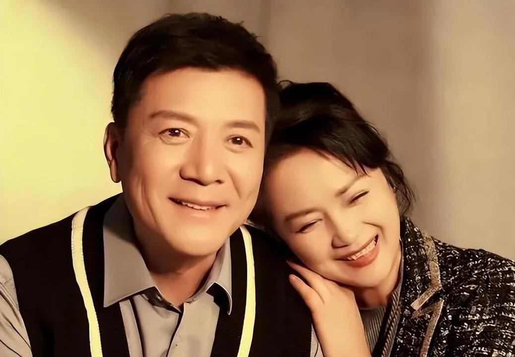 58岁的茹萍一直被“儿女债”所困，女儿婚姻破裂，独自面对生活风雨；儿子成了剩男，