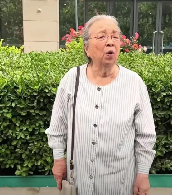 90岁的“容嬷嬷”近日现身菜市场，还专门给重孙子挑选零食，没想到路人见到她后，开