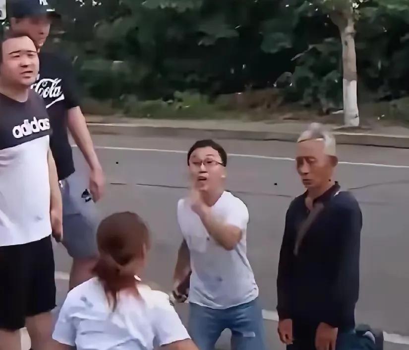 75岁老人下跪求女儿救老伴，女儿一句话戳穿人心：当年拆迁款几百万，全部归两个儿子