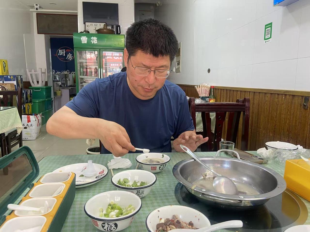 今天早晨再楼梯里，遇到同楼层的一个女人，大约五十几岁，怀了抱着一个大约三岁左右的
