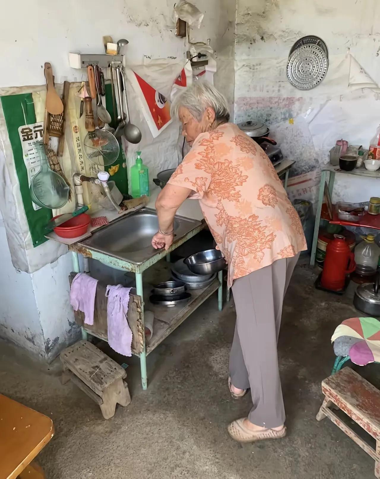 我越来越嫌弃我妈了。她今年70岁，退休金一个月6500，存折里还有几十万，