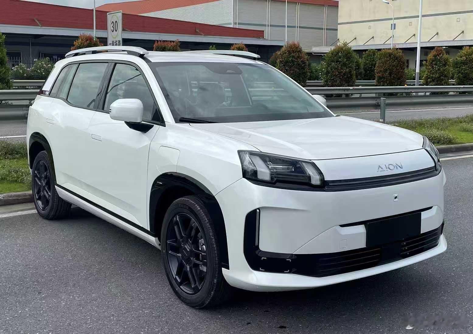 新款AIONV纯电版搭载75.26kWh电池，CLTC续航650公里，提供15