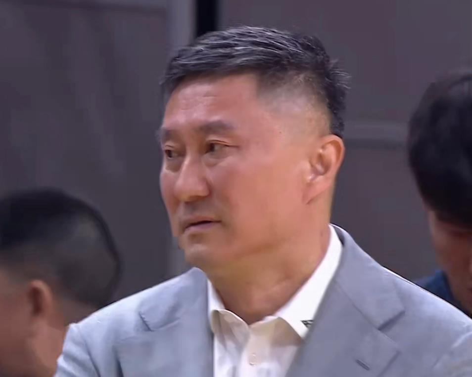 面对爱将张皓嘉这个大力劈扣没进，最心疼的是杜锋了，让你打首发，你倒是争口气啊！