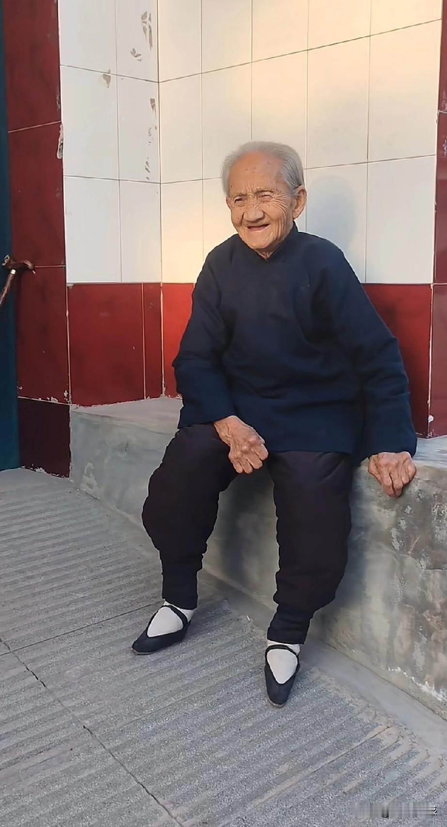 画面中的这个老奶奶，已经101岁了，身体健康，干净利索，精气神特别的足，都这么大