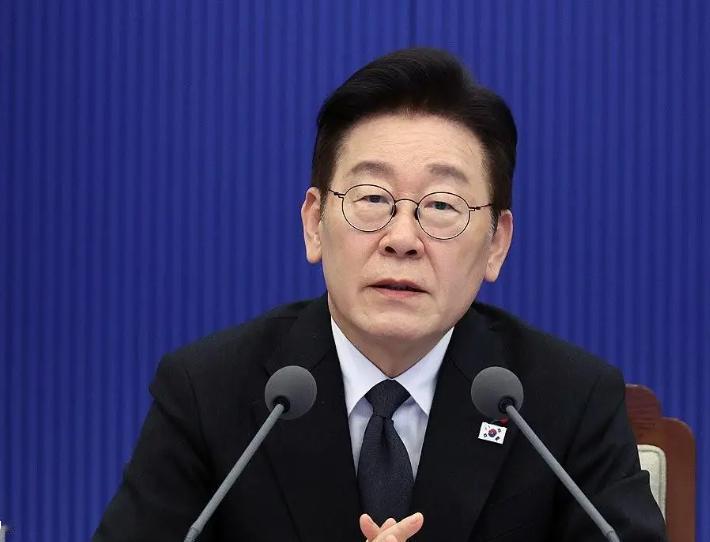 打破缠绕韩国几十年的“青瓦台魔咒”，李在明迈出关键一步。10月2日，韩国