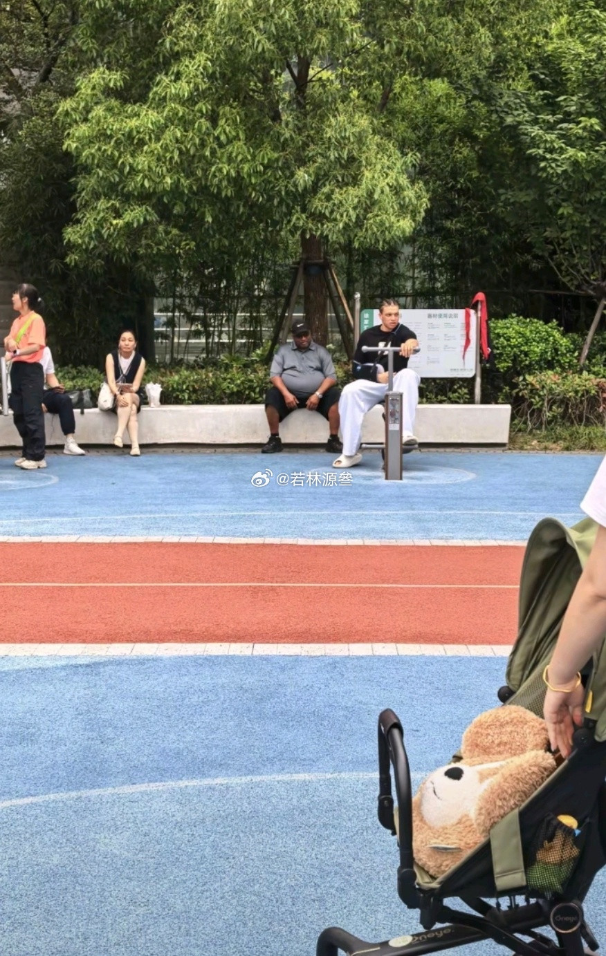 今天早上上海球迷在小区拍摄到洛夫顿，这洛夫顿也没有随队去浙江。