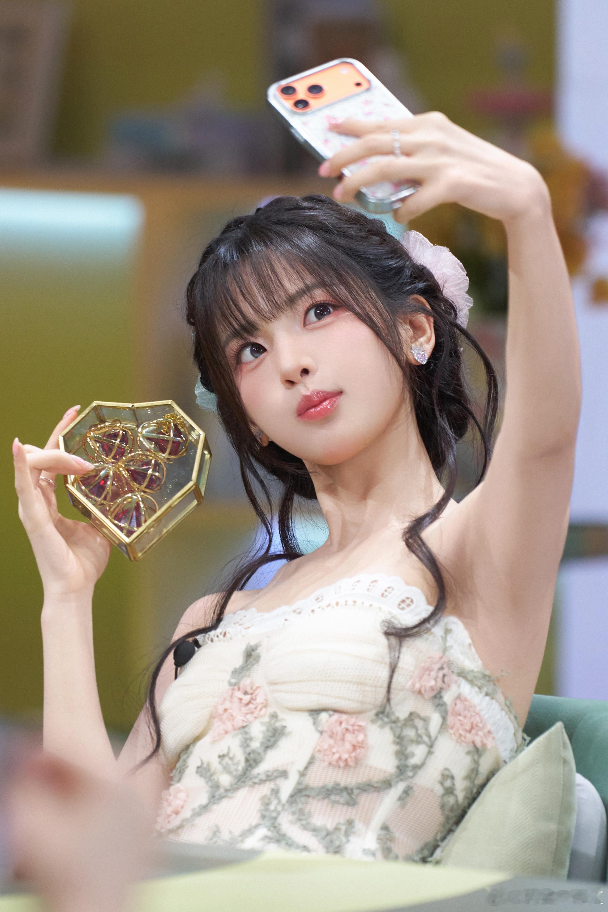 杨超越心动的信号繁花碎影，元气就位✨观察席的小羊杨超越活力在线！时而俏皮搞怪，时