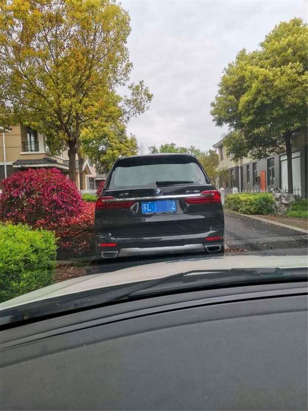 接孩子都时候，经常遇到一女的开着一辆宝马X7在路边等小孩。时常听有的家长会说，学