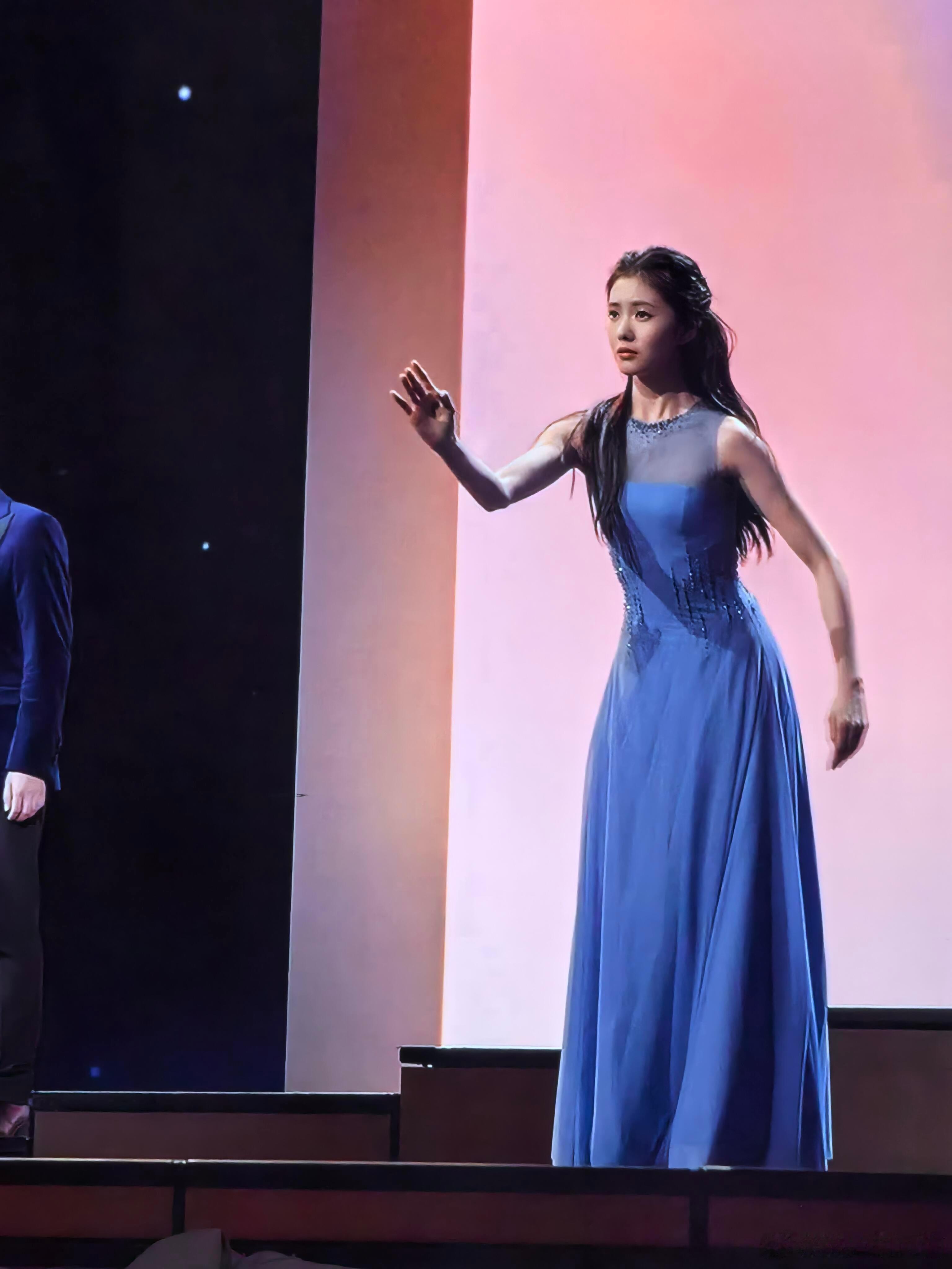 刘浩存从小就是眼含星光的小美女，长大后依旧眼神干净，一眼心动的清澈感！刘浩存从小