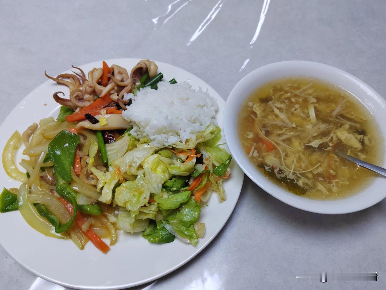 一包瓜子的情谊。吃了晚餐，闲着没事就去了和我一块上船的哥们的房间，聊聊天，说说