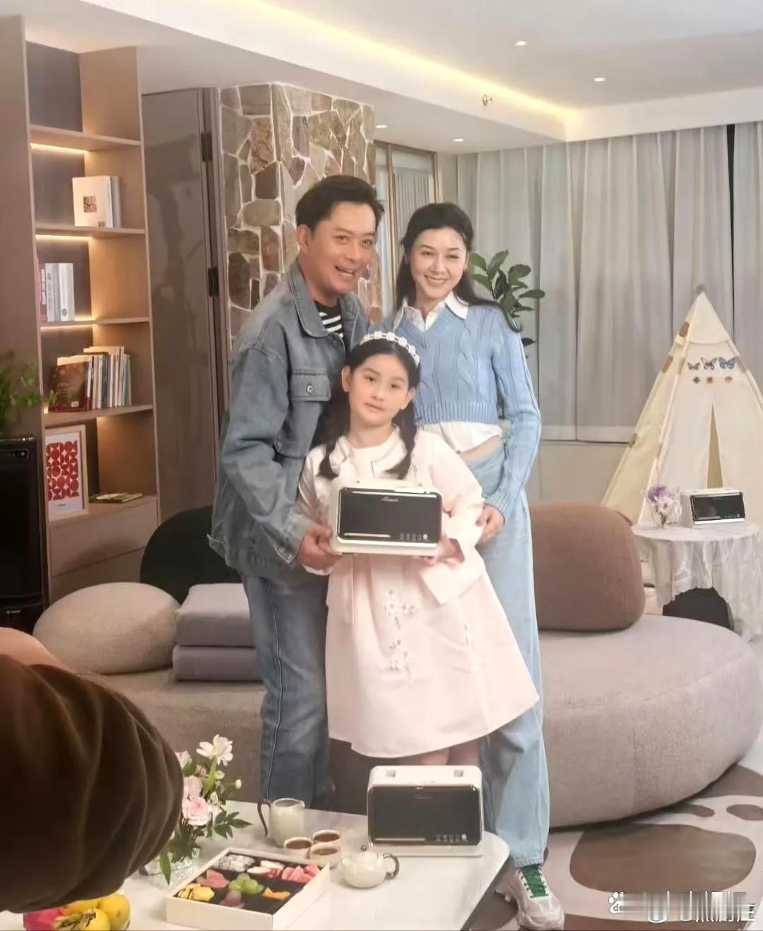 52岁黄海冰和老婆女儿一起在客厅开睡衣派对，一家人感情和睦。女儿扎着麻花辫，长相