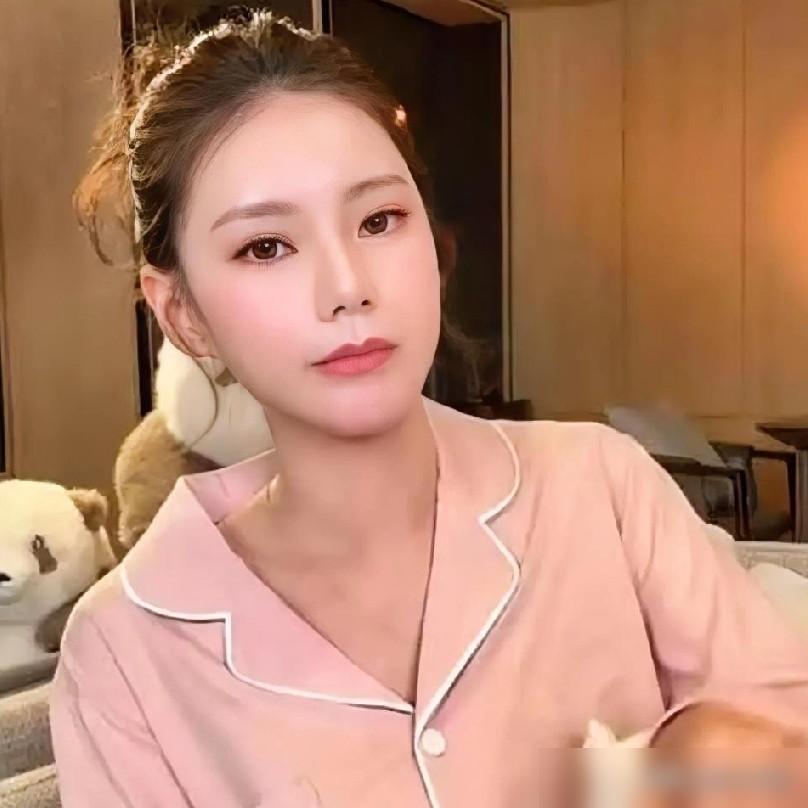 汪小菲当众指着张兰的鼻子大吼，额头青筋暴起，嗓门震得直播间嗡嗡响。新媳妇马筱梅就