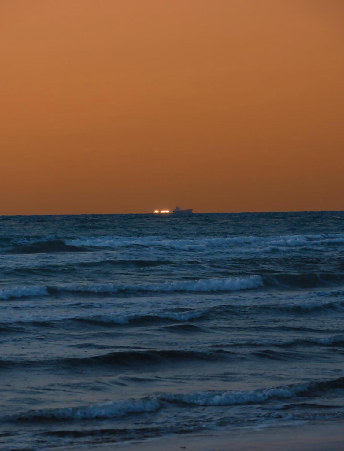 人一定要大量读书！我发现长期读书的人都有一个共性：他们眼里有光。这光是看