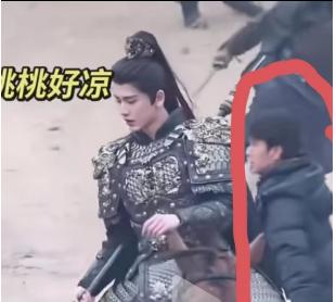 张凌赫拍的电视剧《逐玉》，没有想到让何润东翻红了。张凌赫的将军相看着是阴柔的，