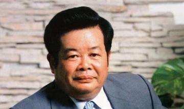 1989年，曹德旺去香港出差，一个客户请他吃饭，结果到了吃饭的地方，曹德旺却懵了