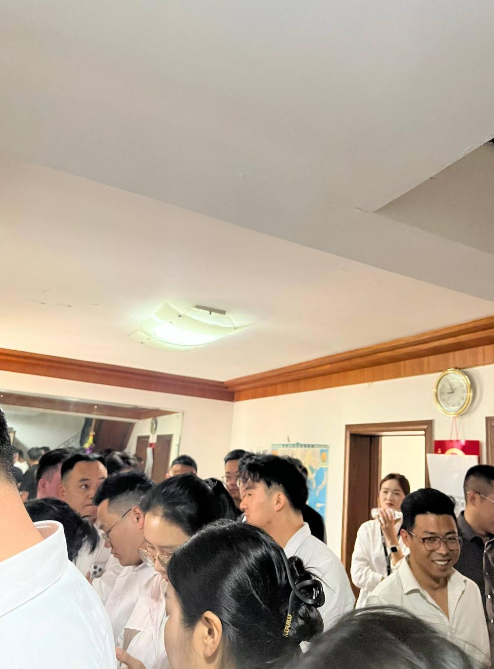 合肥瑶海区一套老的二手房便宜卖，然后吸引来满屋子的房产中介。现在开发商卖新房，