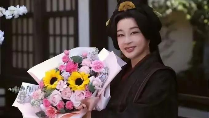 谁懂啊家人们，本以为刘晓庆淡出大众视野这么久，再度亮相古装剧会让我有点“水土不服