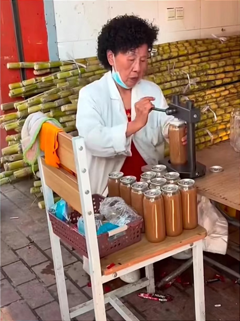 南京10元手冲咖啡阿姨现状也不明白这个咖啡到底是怎么火的你说她做的不是手