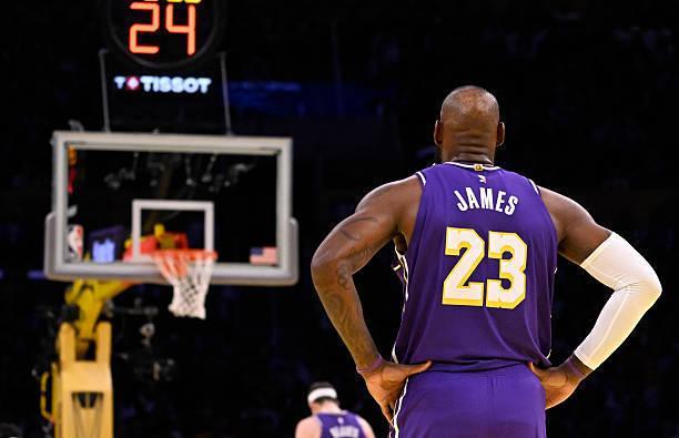 能换就换，不破不立。八村很原来的拉塞尔挺像的，原来拉塞尔在的时候还一直拉塞尔是唯