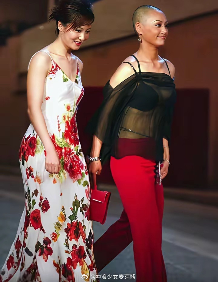 早年，宁静与大陶虹走红毯时的一幕，当时宁静的光头造型惊艳了在场的所有人