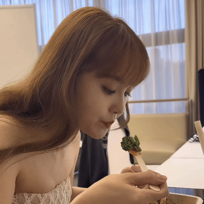 张佳宁红毯前先垫吧一口女明星和我一样！走红毯前抓紧啃两口三明治🍔张佳宁这腮