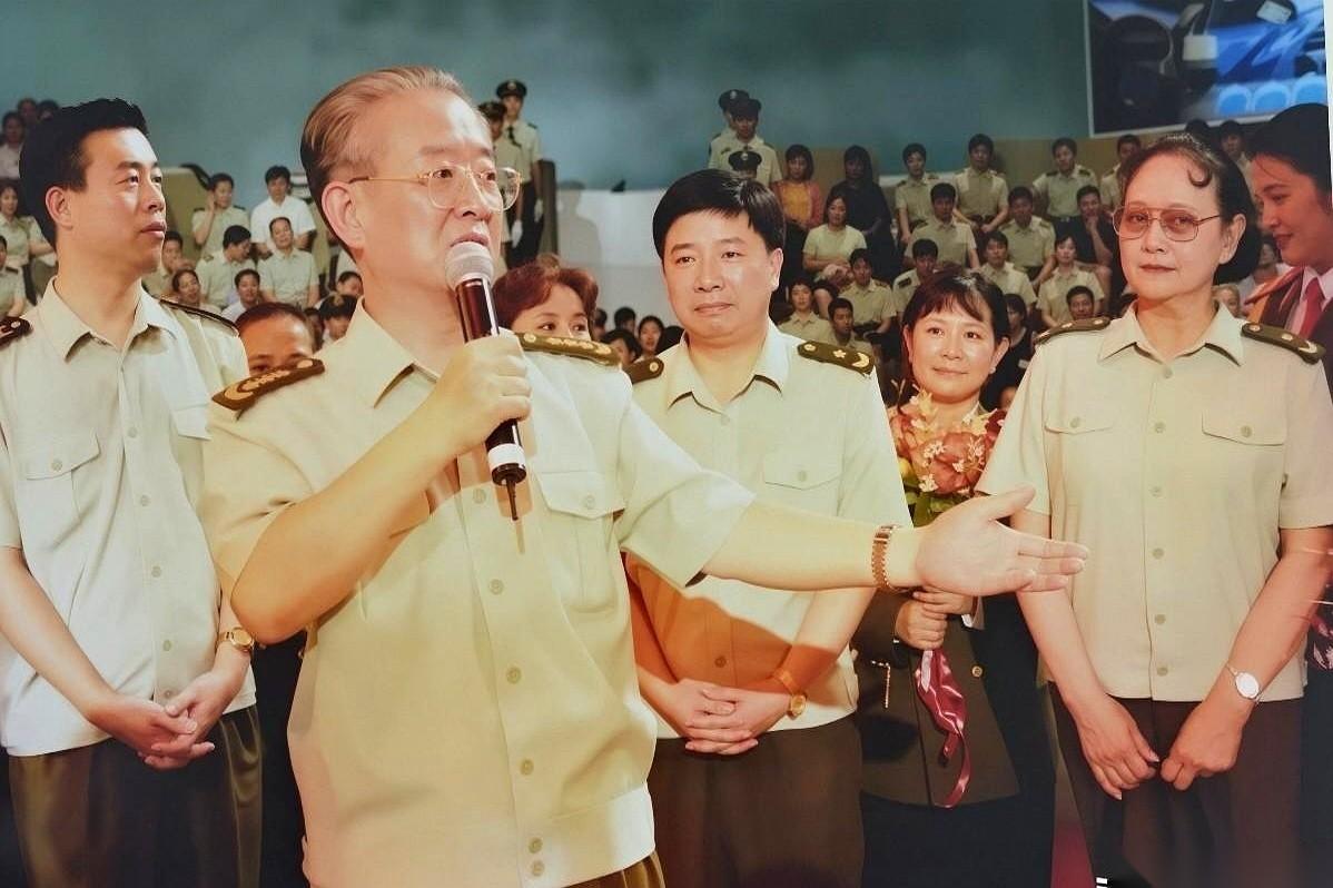 这张2003年的老照片里，整整齐齐站着四位将军，地点就在大名鼎鼎的八一电影制片厂