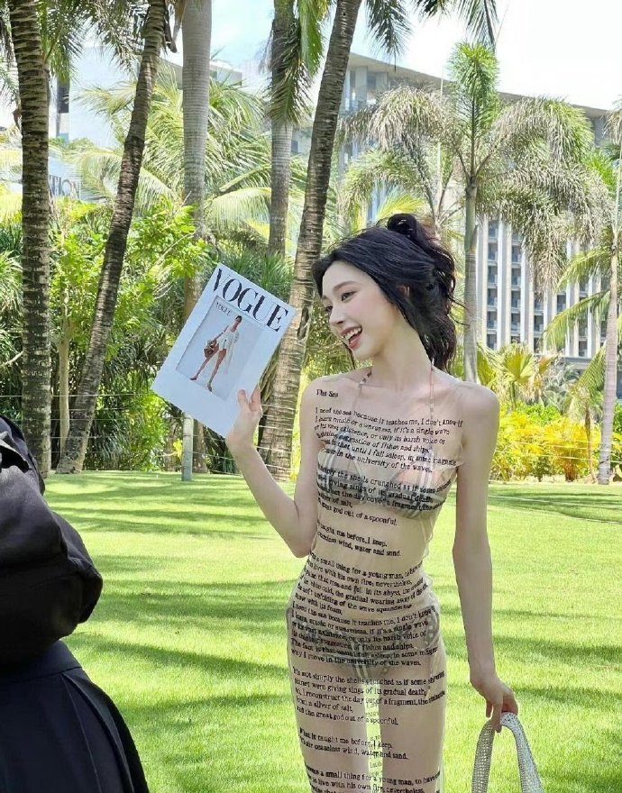 易梦玲瘦到80多斤才上镜，这身材羡慕了​​​