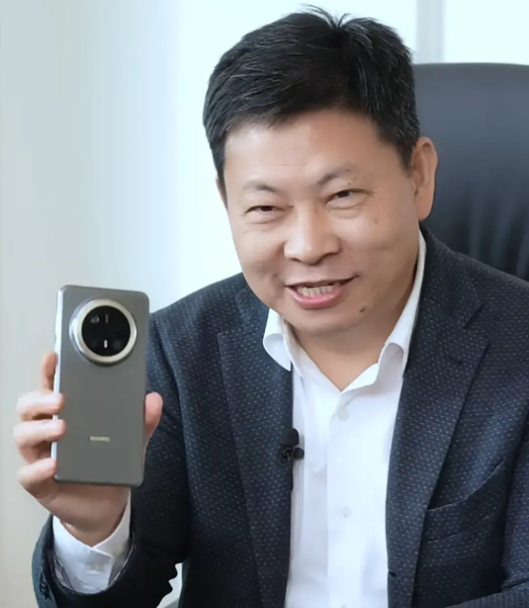 余承东展示华为系统新功能：一口气独立完成多个任务！就在刚才，余承东展示了他们