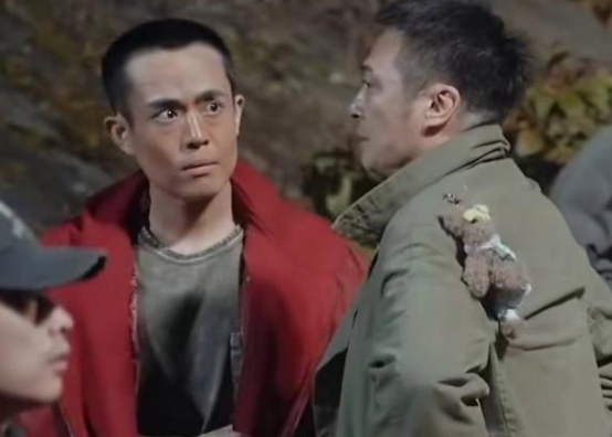 吴镇宇在片场亲自指导年轻演员王星时，直言他的眼神状态和平时接受采访如出一辙——不