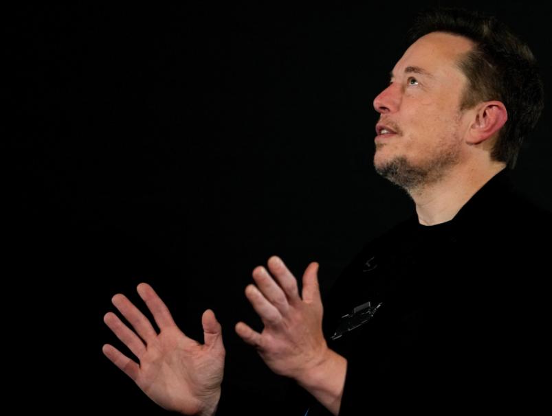 马斯克这哥们儿，终于说了句让我后背发凉的大实话。他说，最晚2026年，比我们