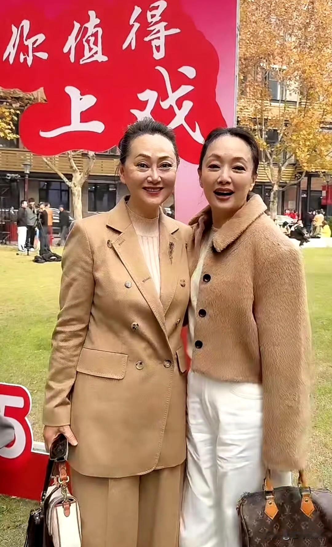 两位“60后”上海戏剧学院校友——宋佳、于慧，近日她俩参加母校80周年校庆活动，