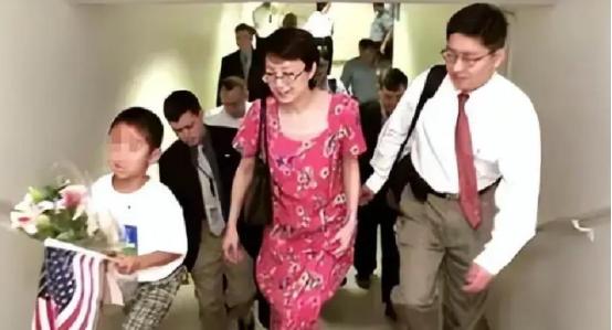 手握美国绿卡的名校女博士，带着丈夫和5岁儿子回国探亲，在北京首都机场准备离境返程