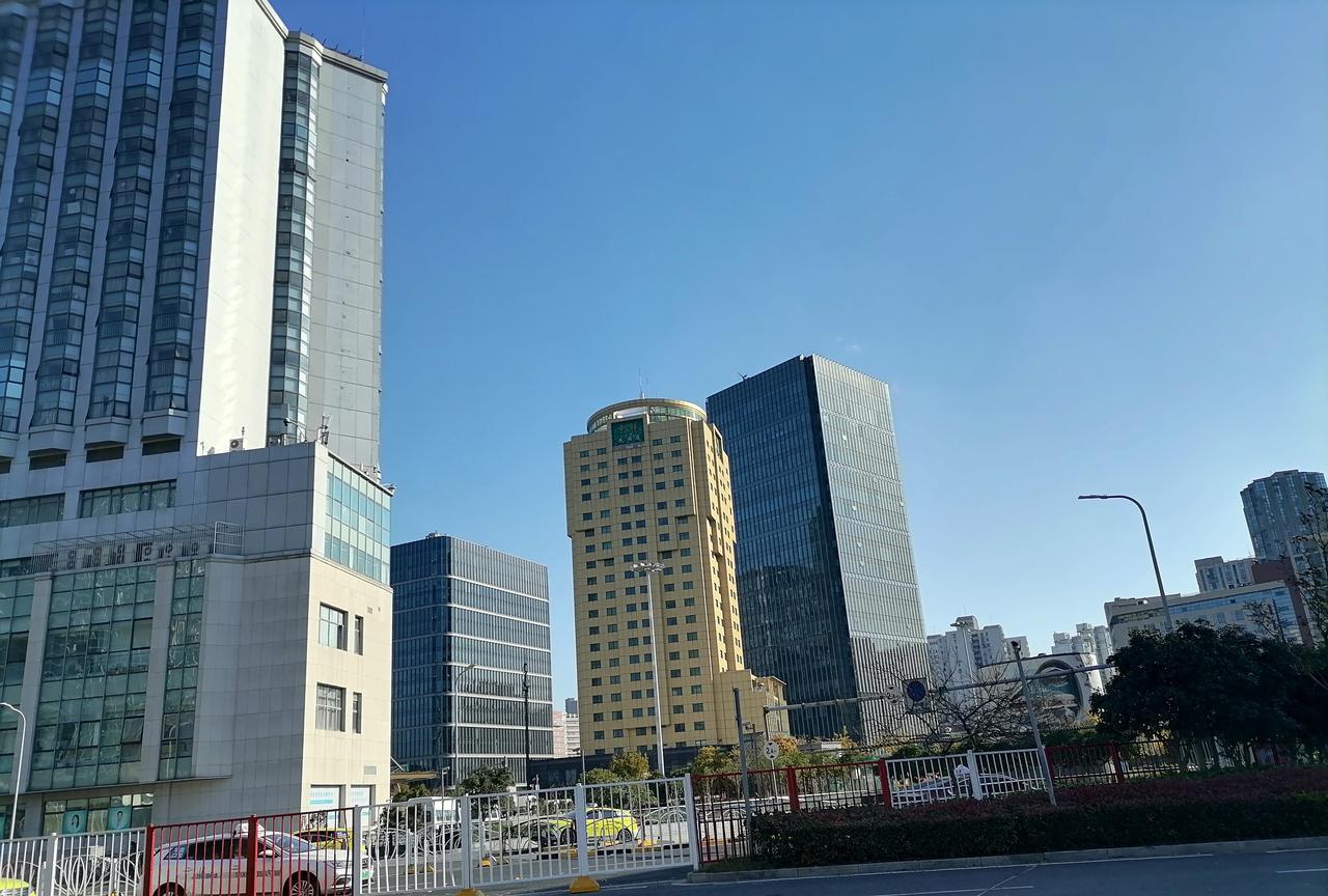 不夸张的说，中国的高楼大厦应该是全球最多的。除了省会城市外，到下面的三四线城市，