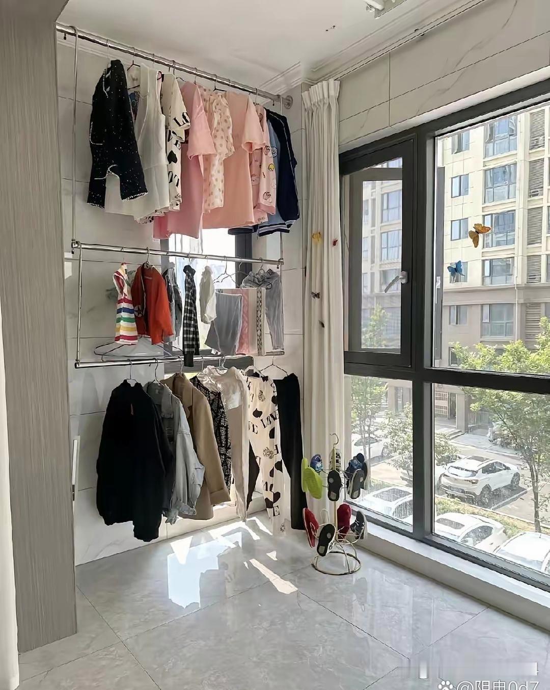 我闺蜜家的晾衣架有设计这样不站地方，而且还美观，我们以后装修可以借鉴一下呦[比心