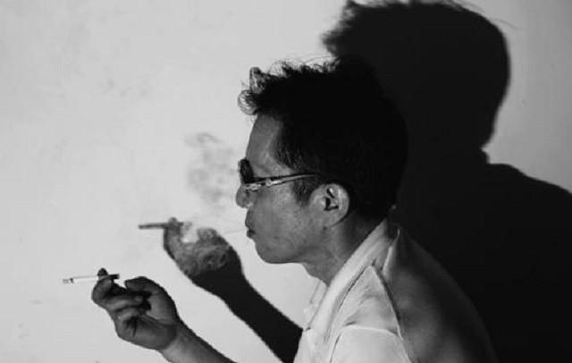 宋名扬1983年招警进队，不是靠关系，是那年头第一批公开考的。他话不多，爱蹲茶馆
