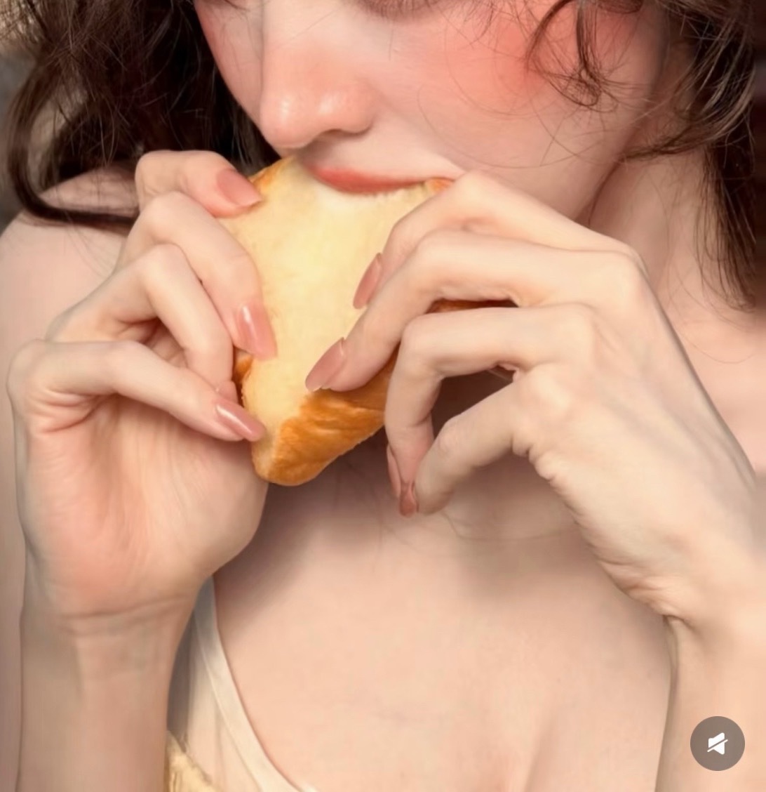 谁给娜扎美甲贴成这样的娜扎的新图美成这样。。。结果美甲悄悄发力了……