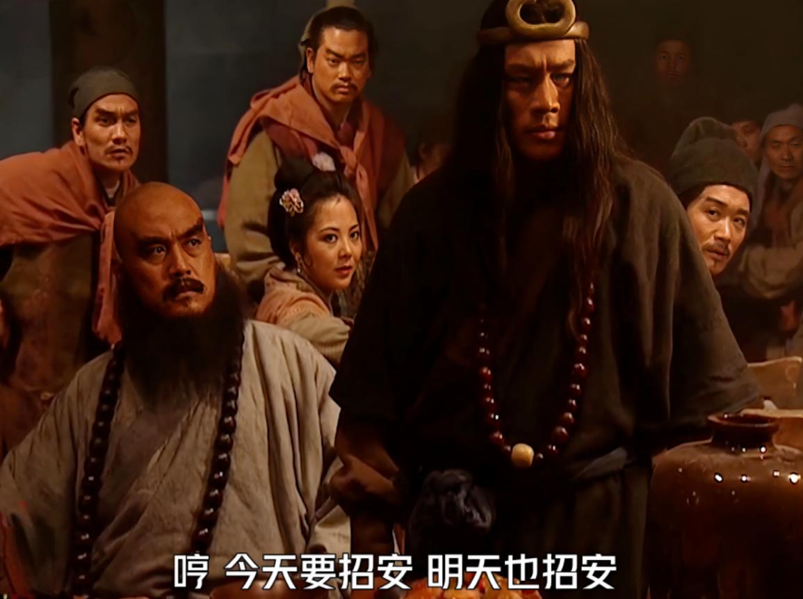 宋江一直想的就是招安，站在朝廷的角度上，宋江算是千古忠臣，大宋战神。然而站在梁