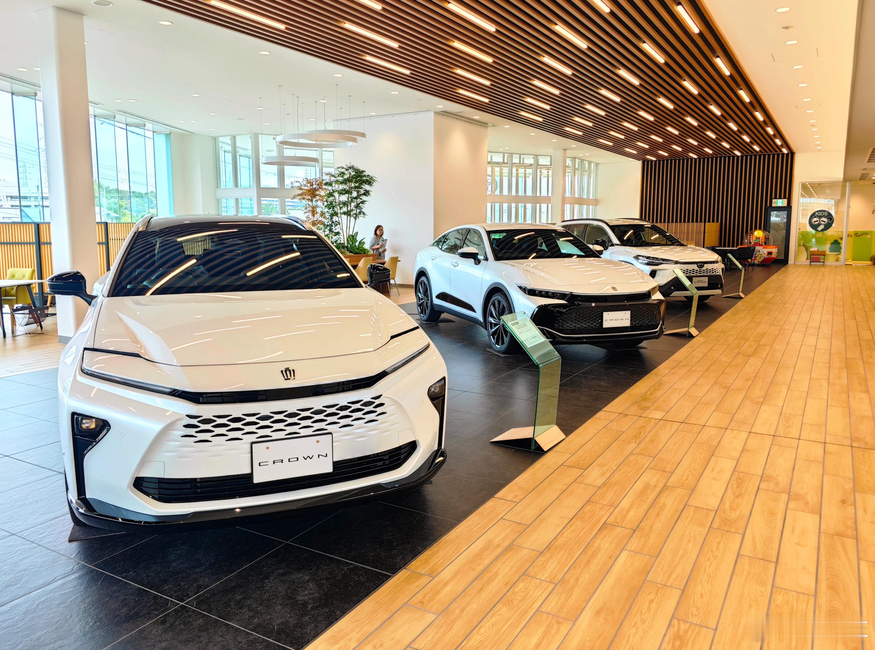 今天去大阪丰田店看了一眼CrownEstate实车，也就是这代Crown